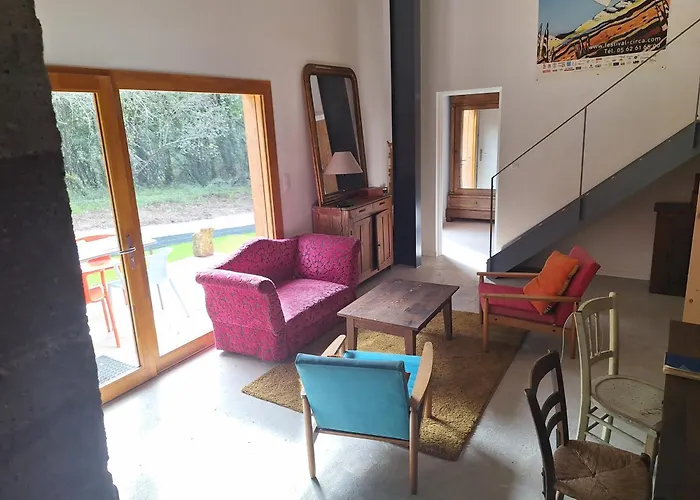 Nyaraló Théveny, Le Levant Saint-Astier